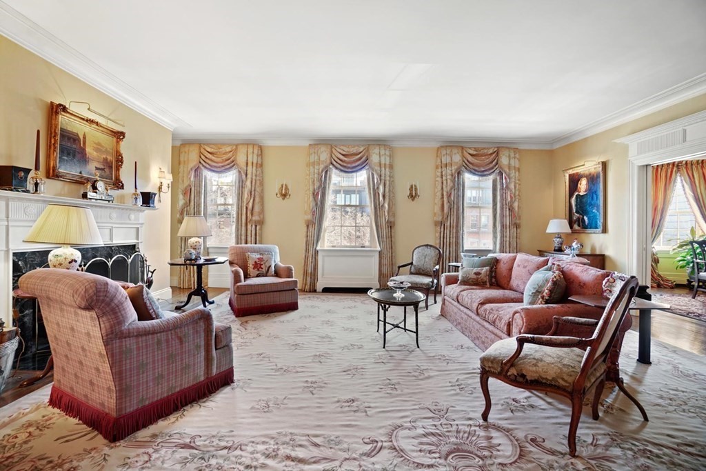 388 Beacon Street, Unit 3 Boston, MA 02116 - Photo 4 of 29 a living room with furniture and a large window