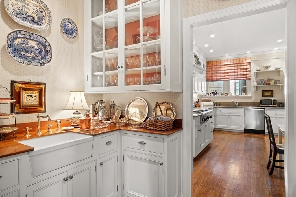 388 Beacon Street, Unit 3 Boston, MA 02116 - Photo 9 of 29 a kitchen with a sink cabinets and appliances