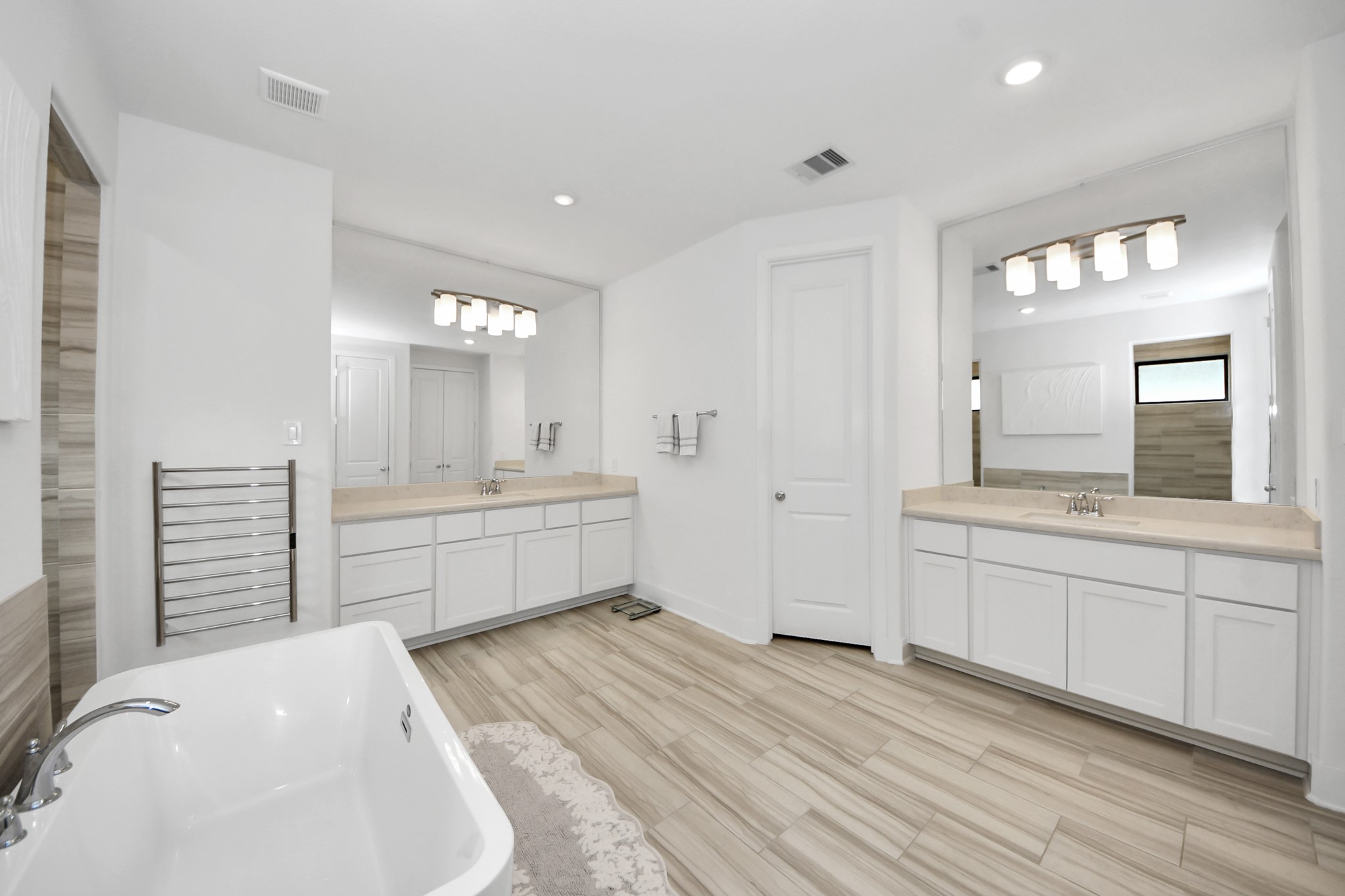 17355 Camillia Trail Conroe, TX 77302 - Photo 15 of 34 a large bathroom with a sink mirror and a bathtub