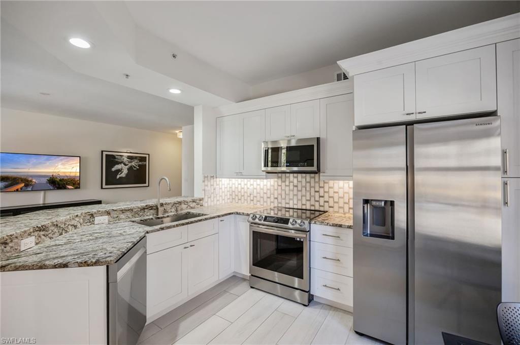 401 Bayfront Place, Unit 3208 Naples, FL 34102 - Photo 3 of 26