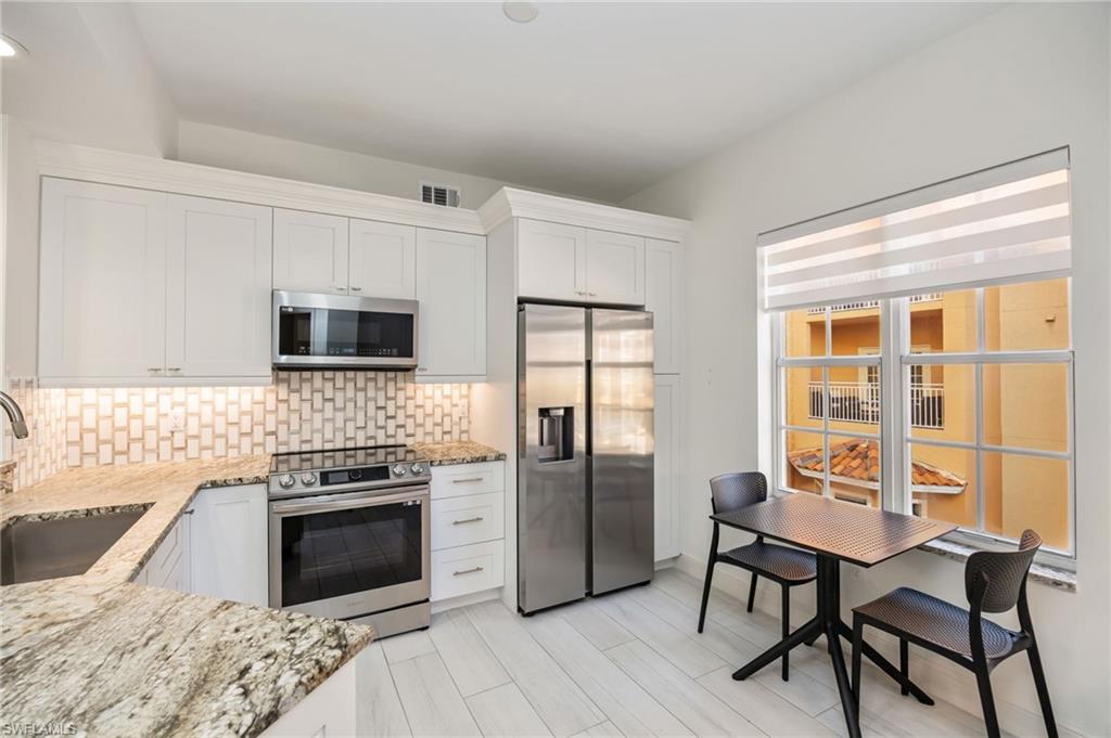 401 Bayfront Place, Unit 3208 Naples, FL 34102 - Photo 4 of 26