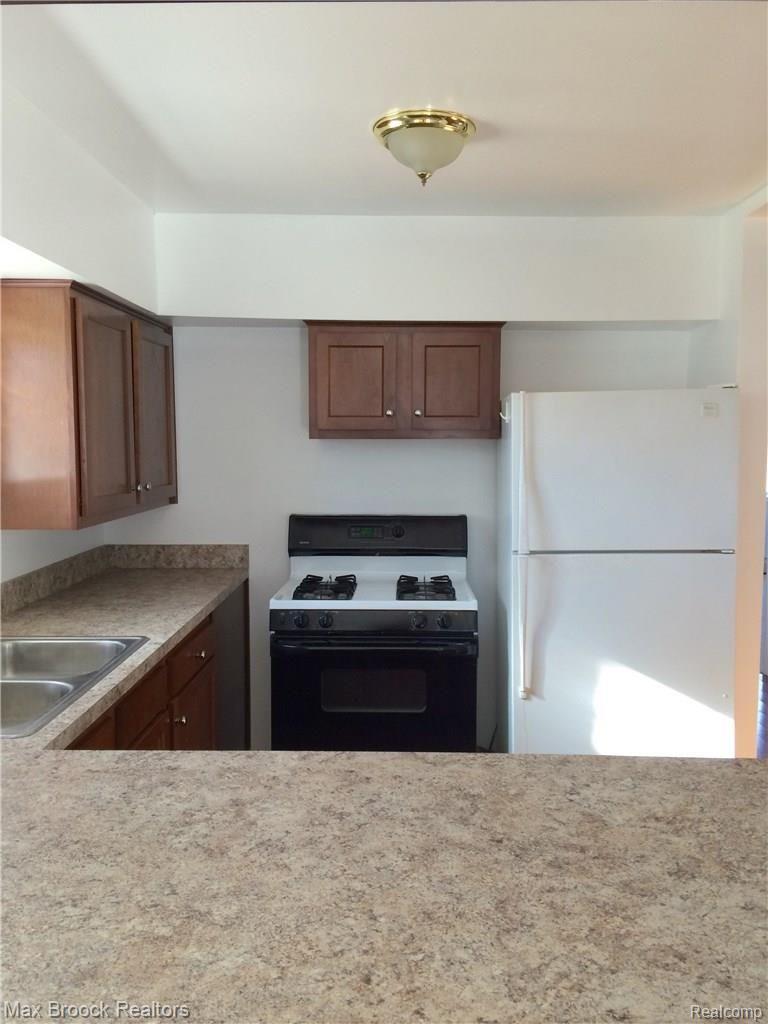 490 North Conklin Road Lake Orion, MI 48362 - Photo 5 of 28 Kitchen from FR.jpg