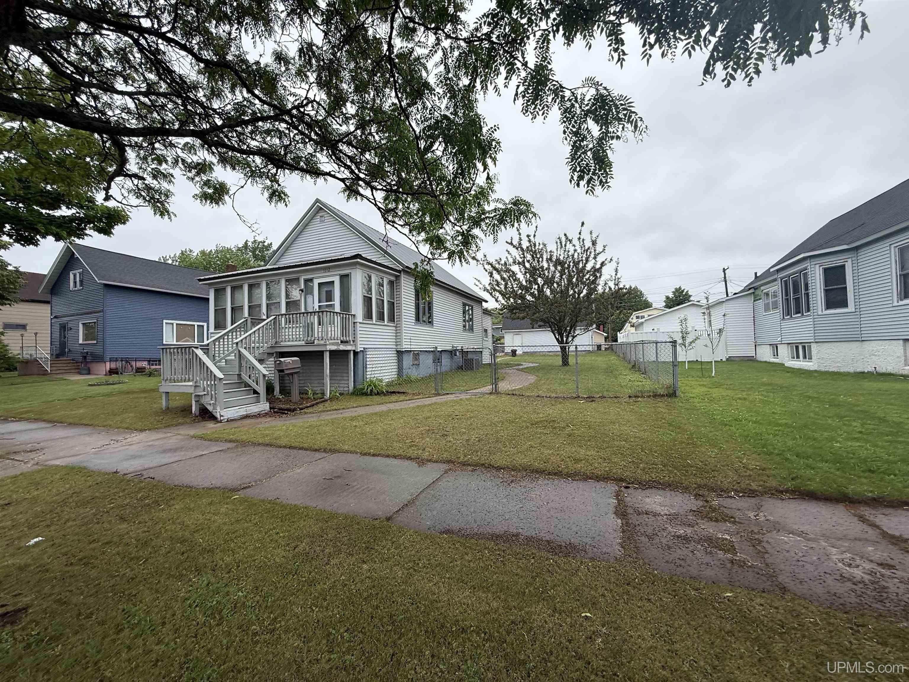 1112 Montana Avenue Gladstone, MI 49837 - Photo 3 of 4