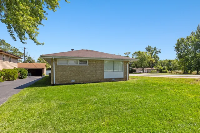 a view of a house with a yard