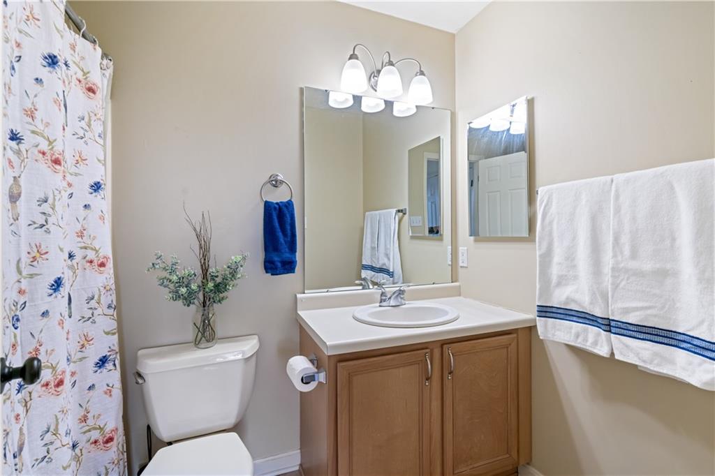36 Castle View Drive McKees Rocks, PA 15136 - Photo 18 of 28 Ensuite bath