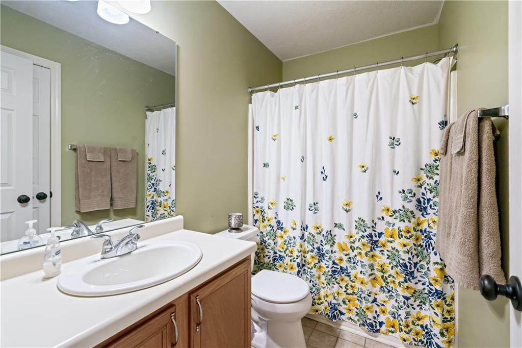 36 Castle View Drive McKees Rocks, PA 15136 - Photo 21 of 28 Upper level hall bath