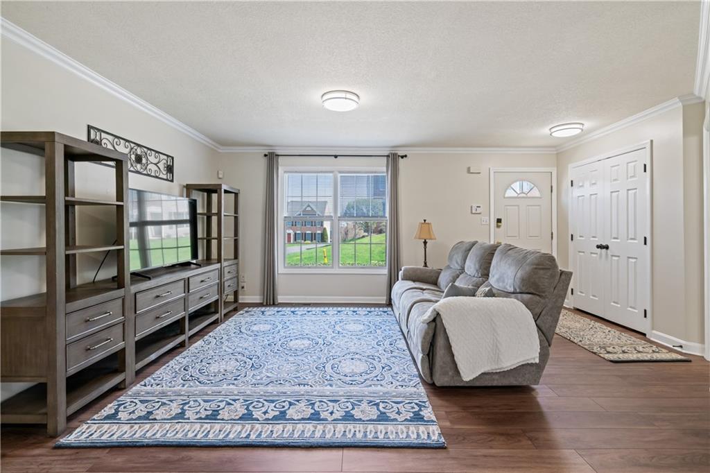 36 Castle View Drive McKees Rocks, PA 15136 - Photo 3 of 28 Light and bright