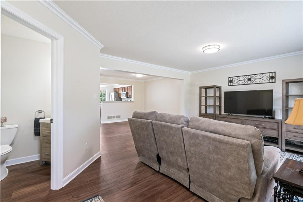 36 Castle View Drive McKees Rocks, PA 15136 - Photo 4 of 28 Warm and welcoming!