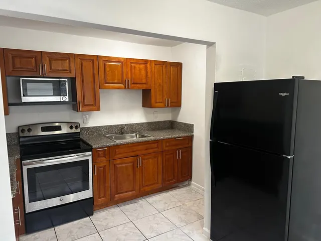 $1,800 | 4732 Southwest 33rd Avenue, Unit 102, Fort Lauderdale, FL 33312