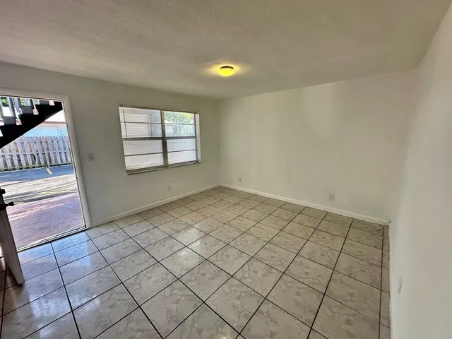 $1,800 | 4732 Southwest 33rd Avenue, Unit 102, Fort Lauderdale, FL 33312