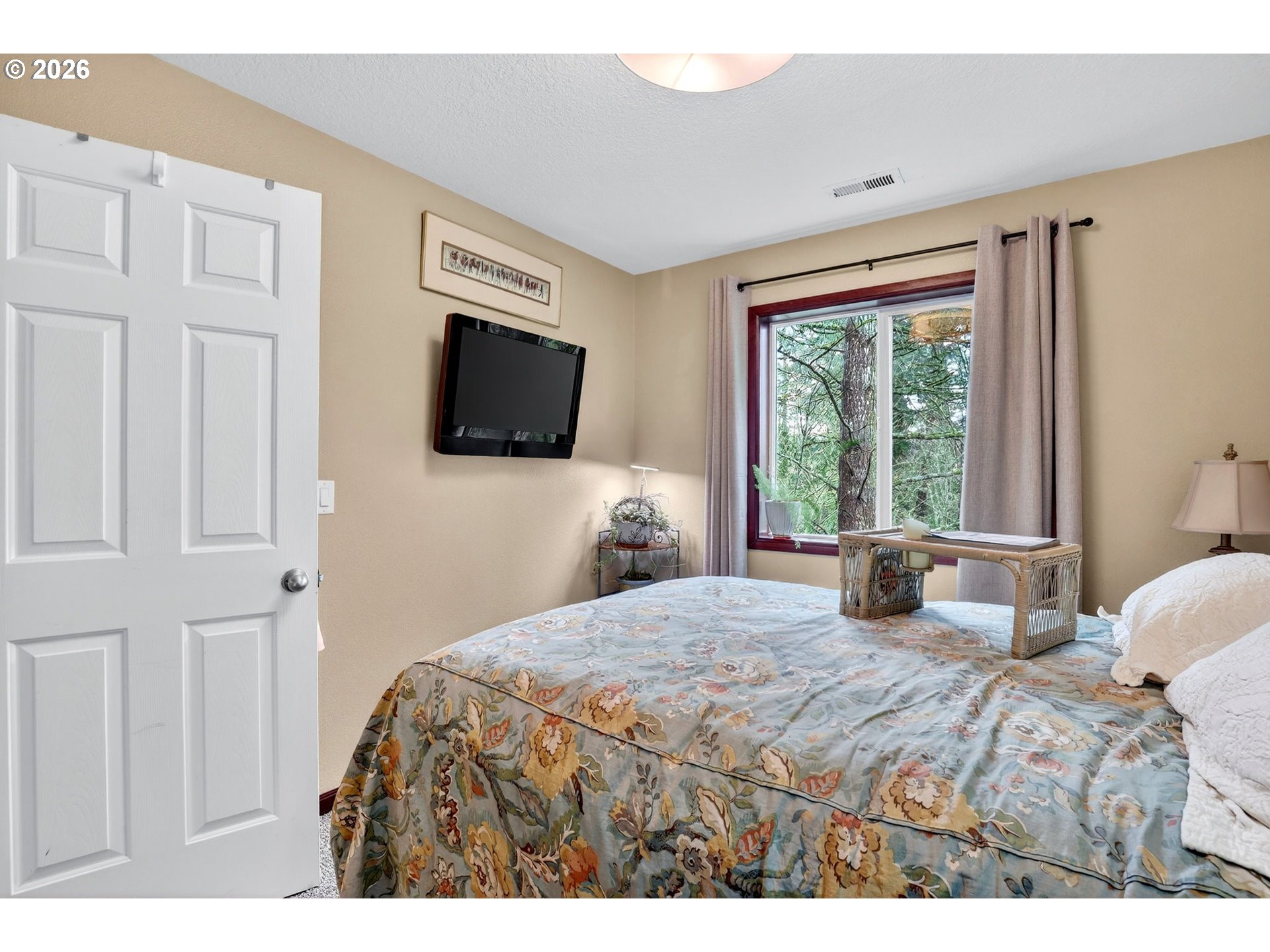 810 East 9th Street, Unit D13 Newberg, OR 97132 - Photo 28 of 42 a bedroom with a large bed and a flat screen tv