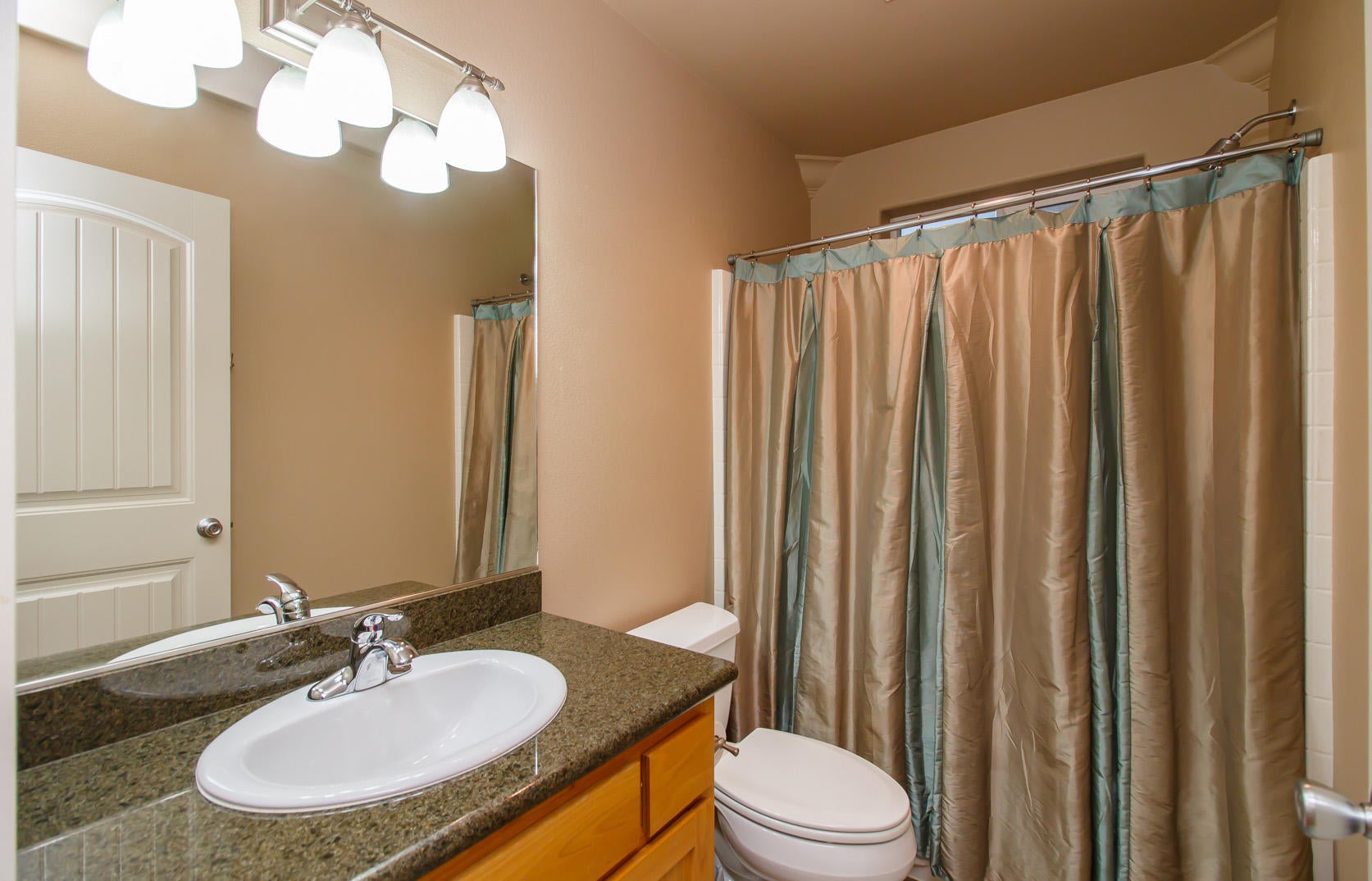 1955 Rabun Way Central Point, OR 97502 - Photo 20 of 33 Second bathroom