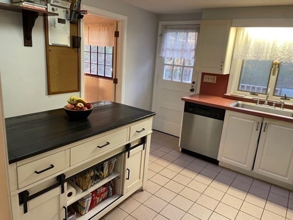32 Thatcher Road Plymouth, MA 02360 - Photo 4 of 38 Gallery Image 4