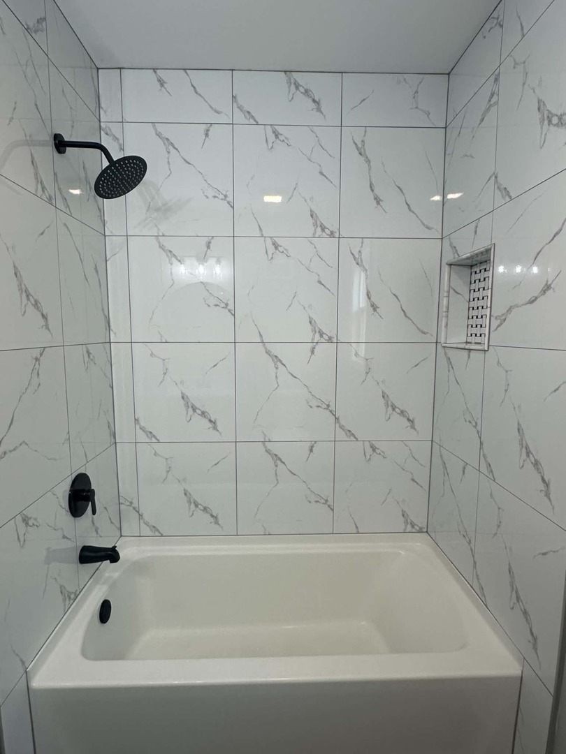 513 Cookane Avenue Elgin, IL 60120 - Photo 15 of 26 a bathroom with a bathtub