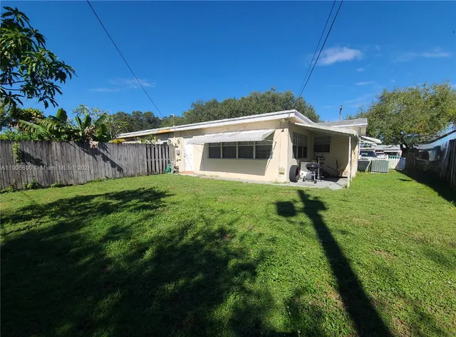 a view of a house with backyard and porch