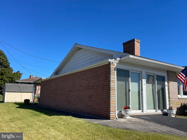 a view of a house with backyard