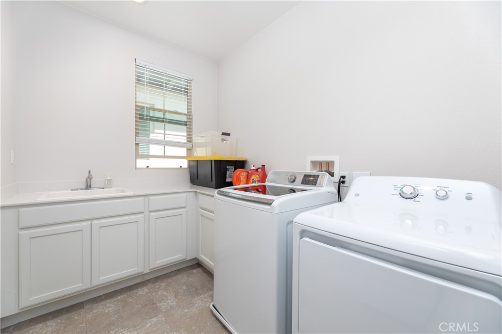 60 Gainsboro Irvine, CA 92620 - Photo 22 of 34 a utility room with dryer and washer