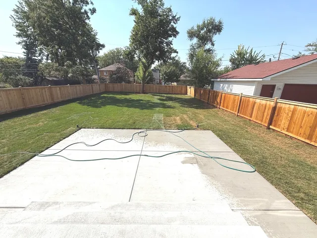 a view of a backyard