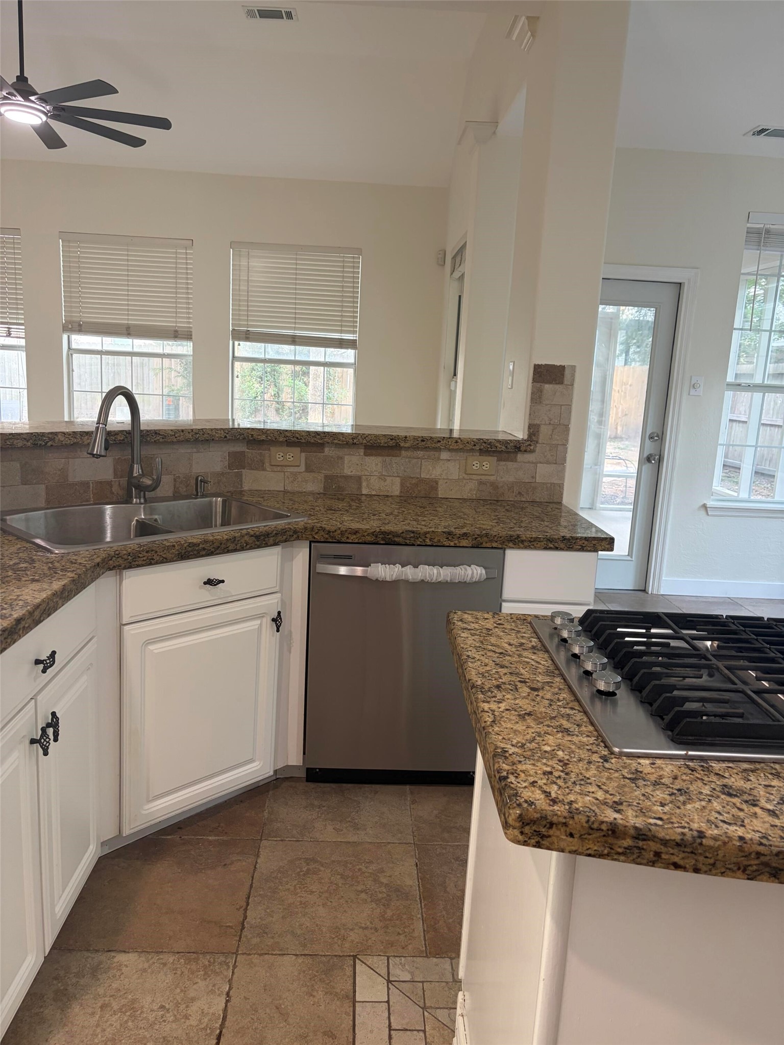 22 East Sterling Pond Circle Spring, TX 77382 - Photo 8 of 18