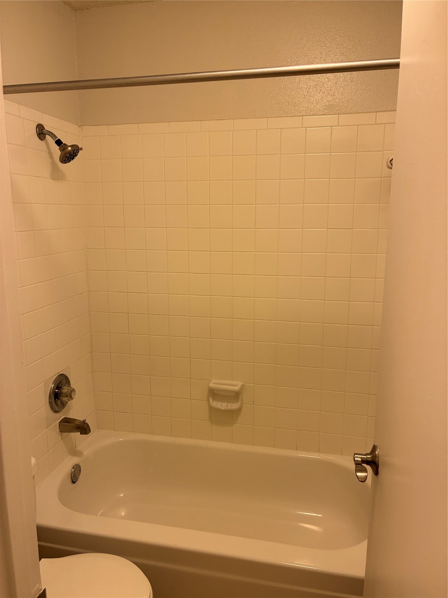 2121 Hepburn Street, Unit 404 Houston, TX 77054 - Photo 21 of 30 a bathroom with a bathtub