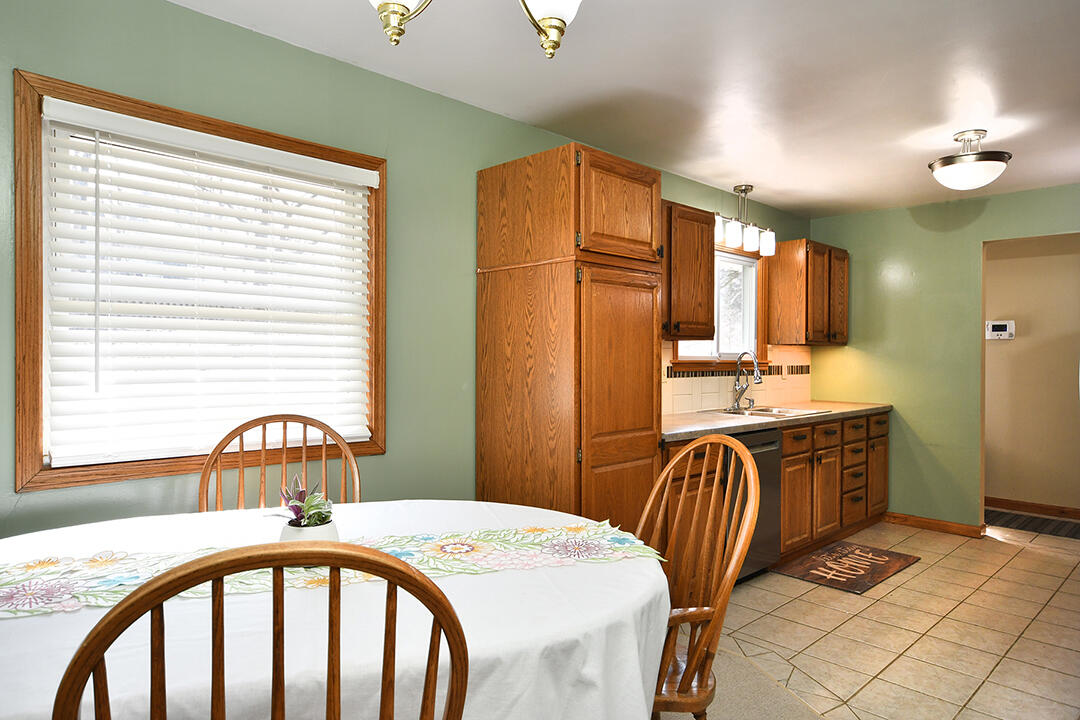 176 4 Mile Road Northwest Comstock Park, MI 49321 - Photo 4 of 27 Dining