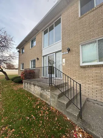 $140,000 | 37102 Aberdeen Drive, Unit 10, Sterling Heights, MI 48312