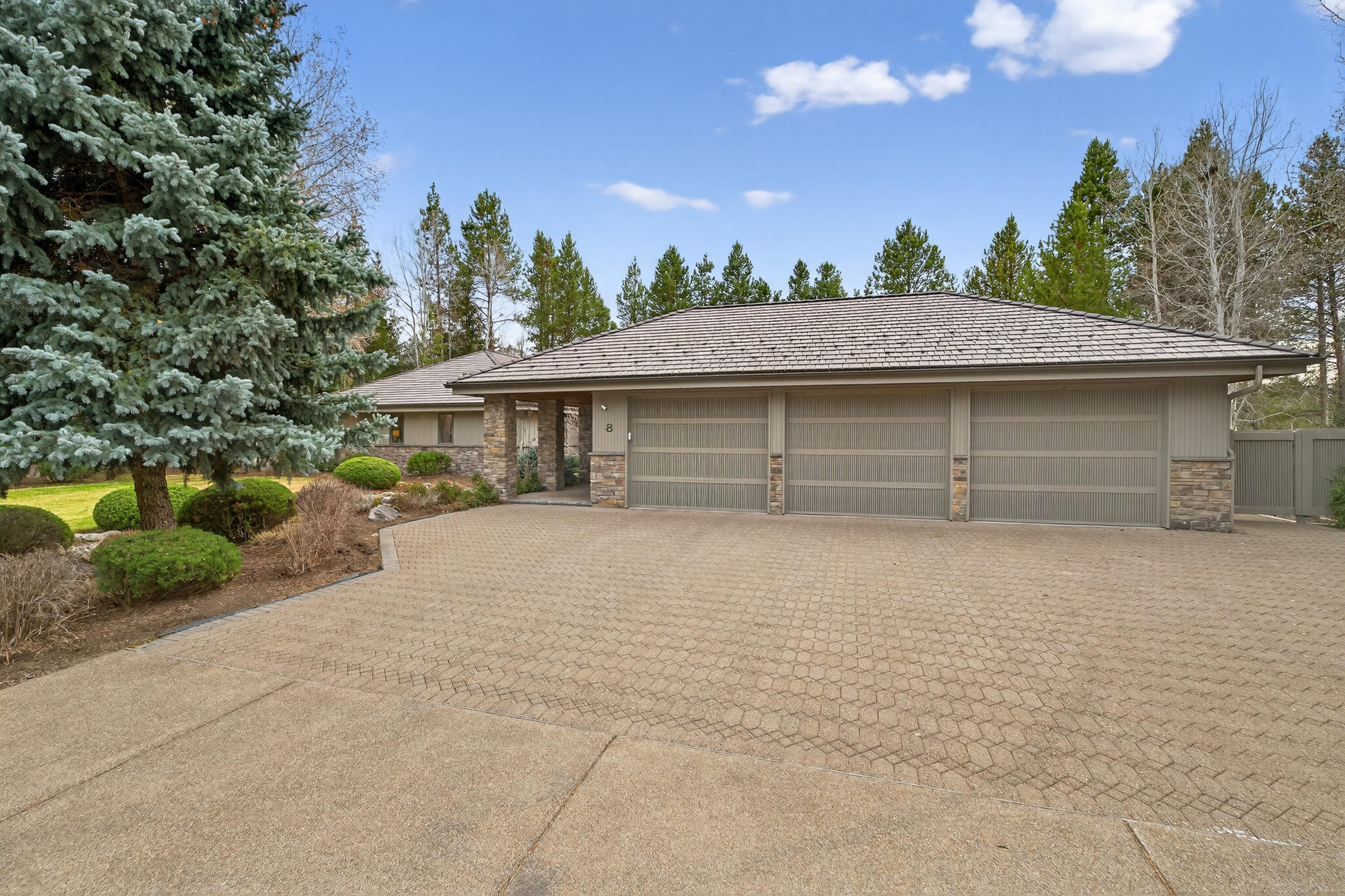 17995 North Course Lane, Unit 8 Sunriver, OR 97707 - Photo 4 of 44 Three car garage