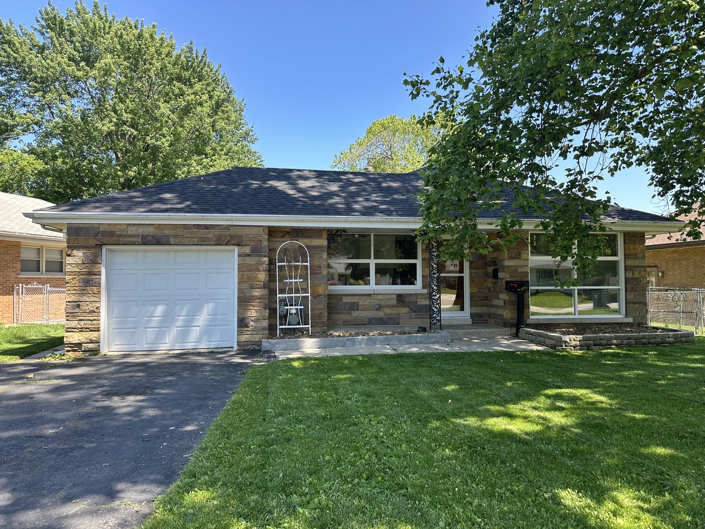 460 South Wall Street Kankakee, IL 60901 - Photo 3 of 52 front view of a house with a yard