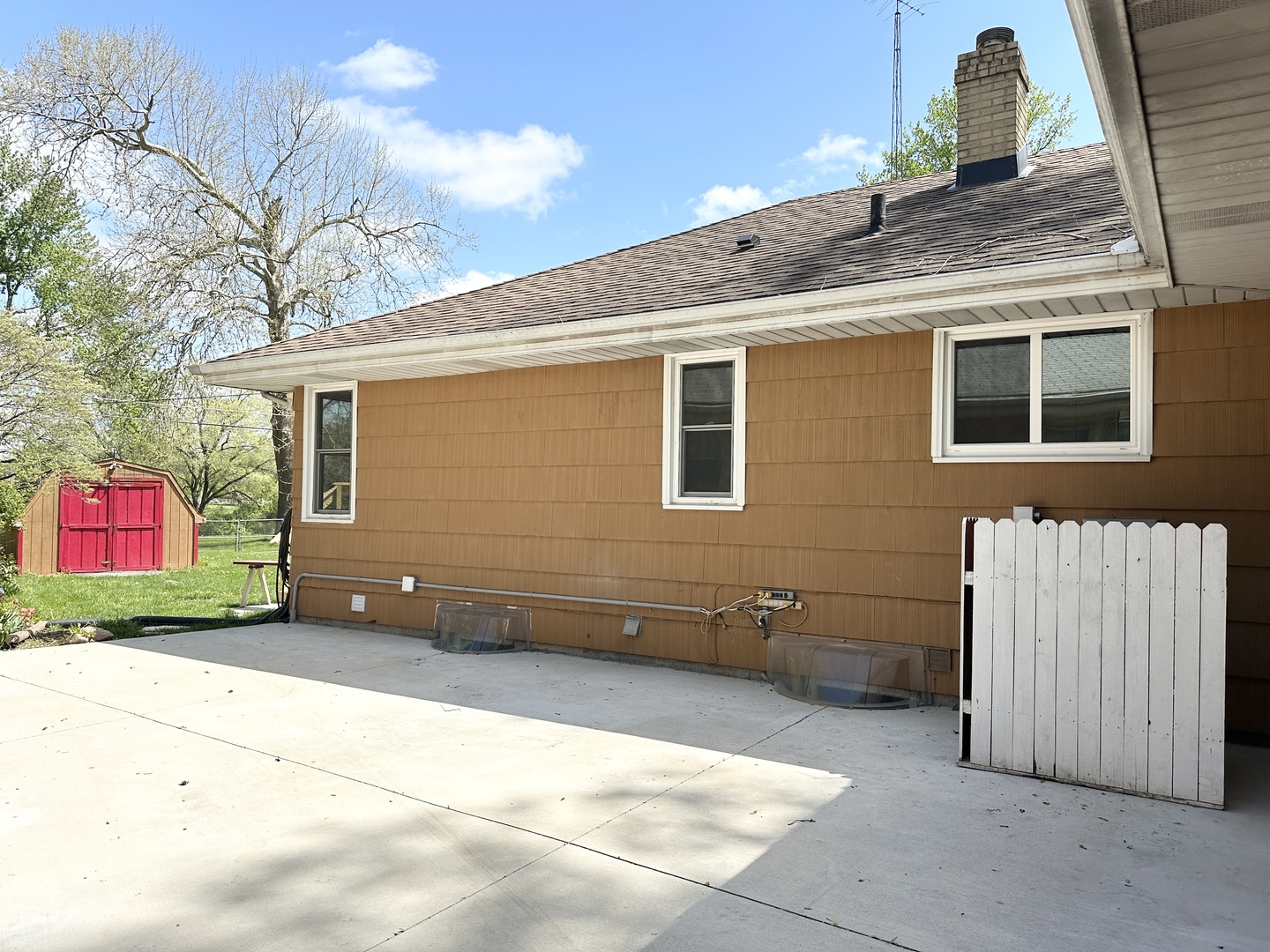 460 South Wall Street Kankakee, IL 60901 - Photo 38 of 52 a backyard of a house