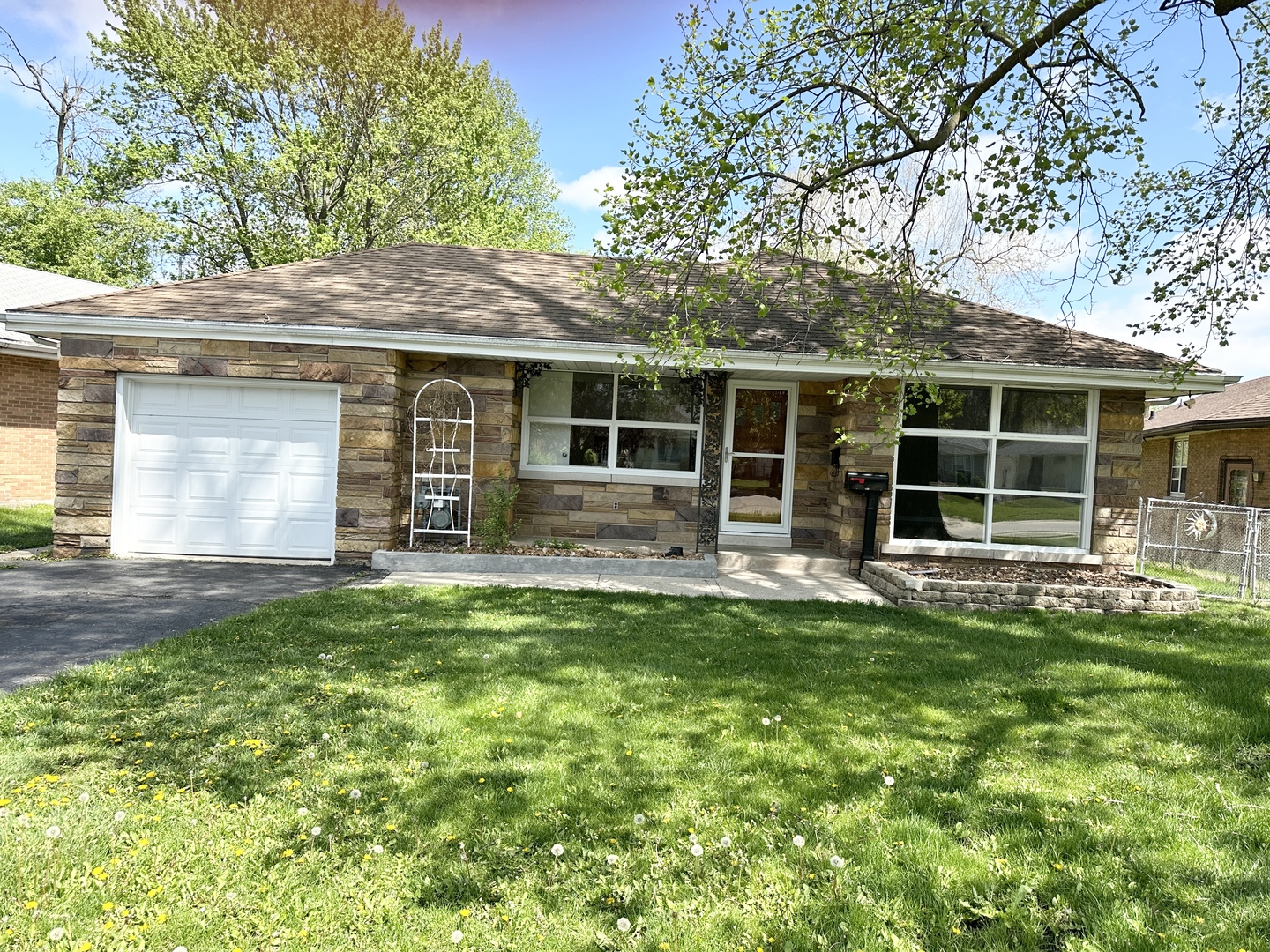 460 South Wall Street Kankakee, IL 60901 - Photo 4 of 52 a view of a house with backyard and porch