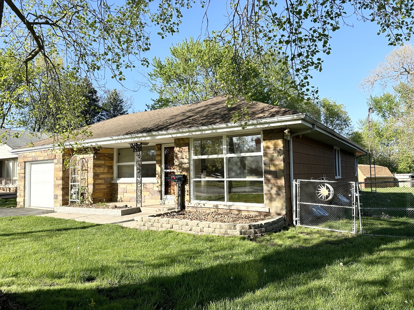 460 South Wall Street Kankakee, IL 60901 - Photo 5 of 52 a backyard of a house with table and chairs