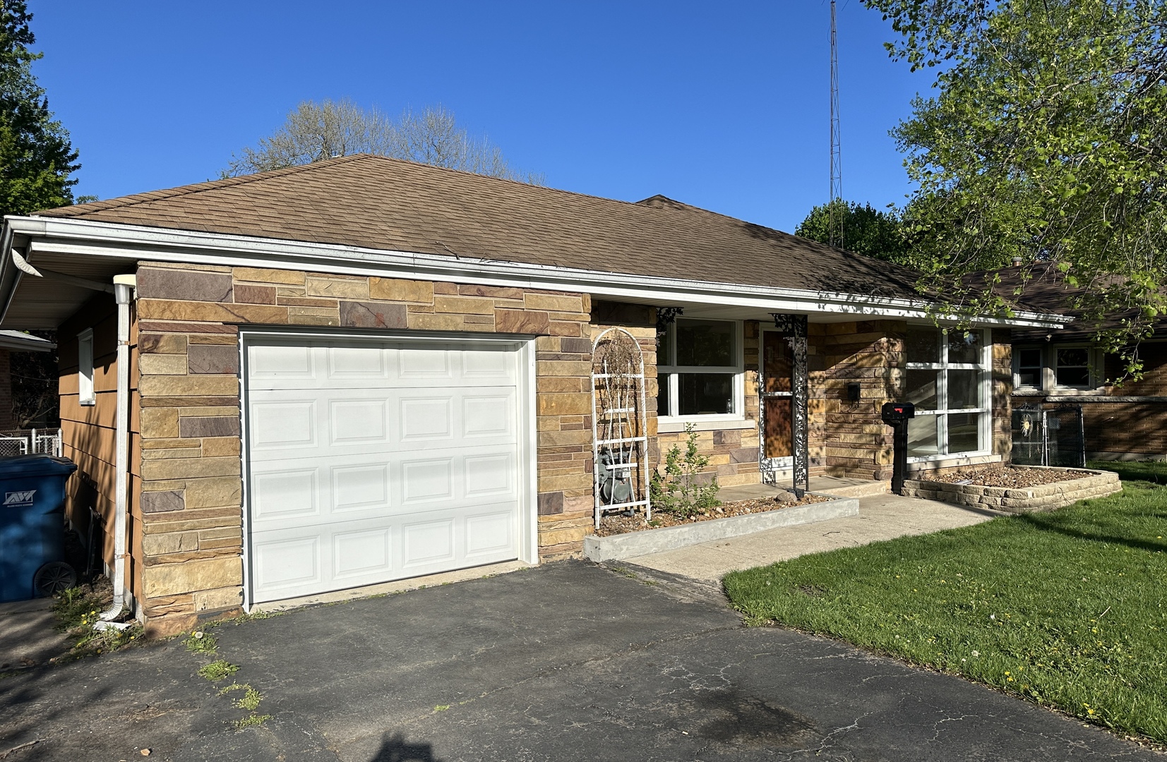 460 South Wall Street Kankakee, IL 60901 - Photo 8 of 52 a front view of a house with garden