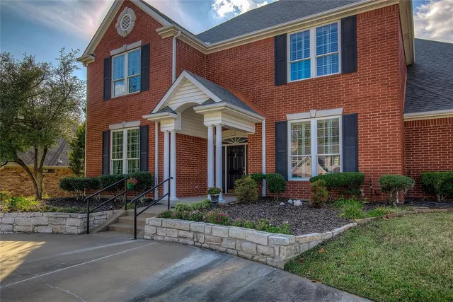 a view of an entryway with furniture