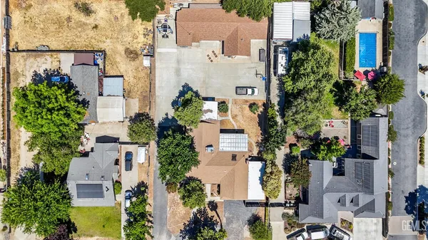 a view of a house with backyard and a tree
