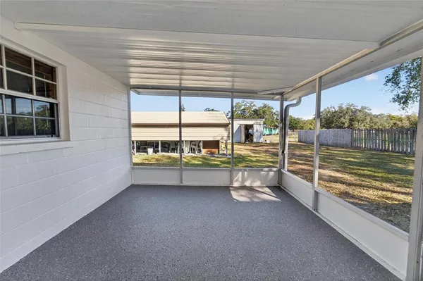 a view of a backyard