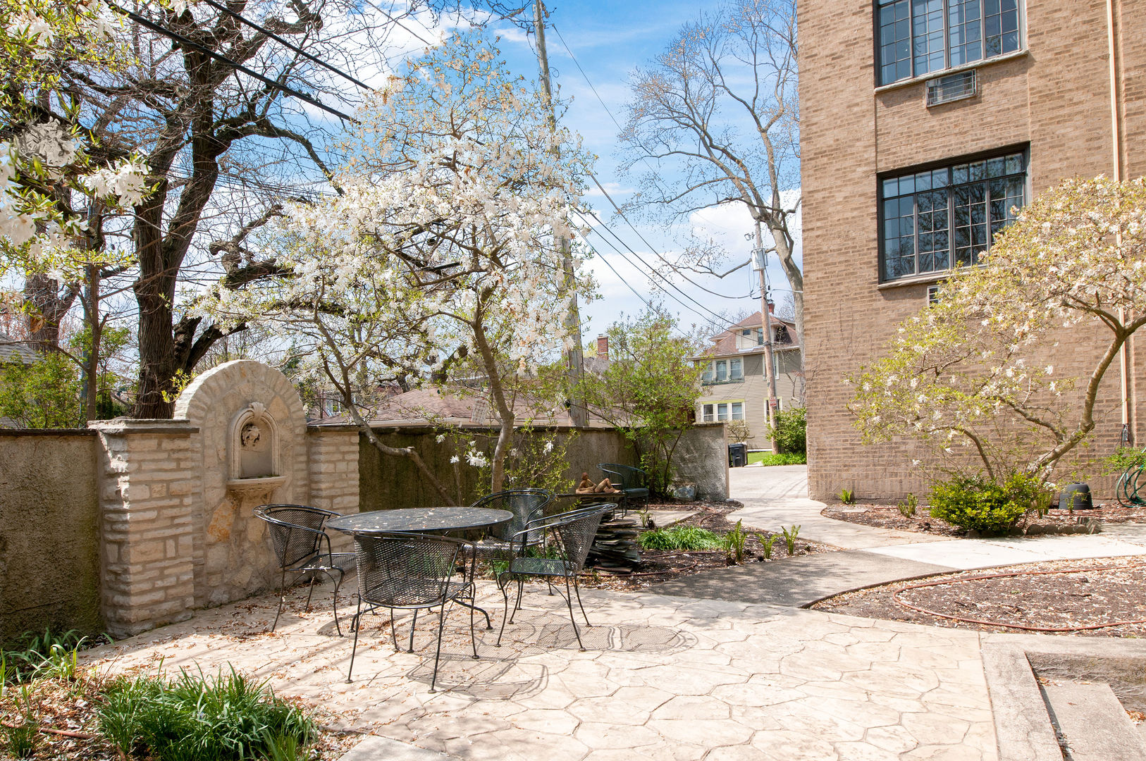 720 Noyes Street, Unit C2 Evanston, IL 60201 - Photo 12 of 14 a view of backyard with a table and chairs and potted plants