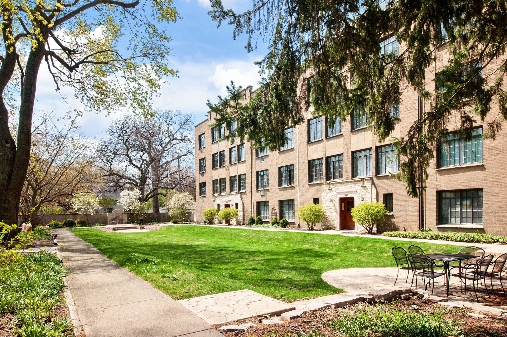 720 Noyes Street, Unit C2 Evanston, IL 60201 - Photo 13 of 14 a front view of a building with a garden