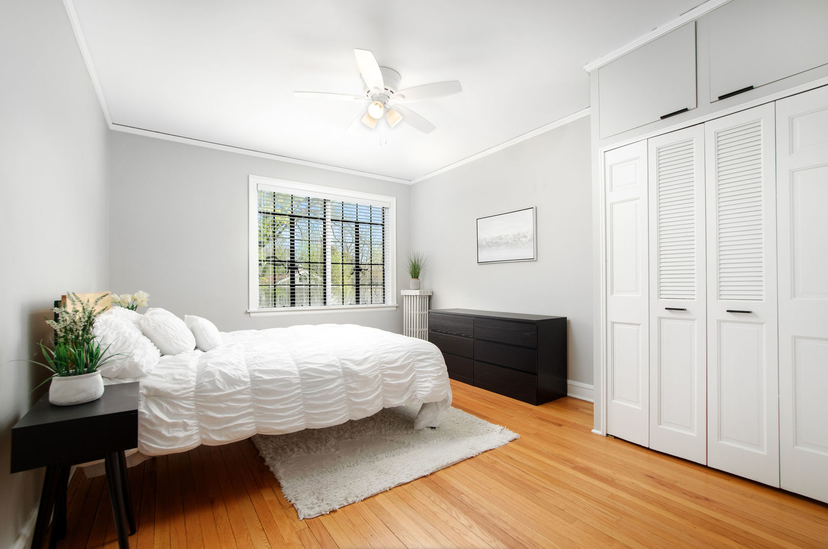 720 Noyes Street, Unit C2 Evanston, IL 60201 - Photo 9 of 14 a bedroom with a bed and wooden floor