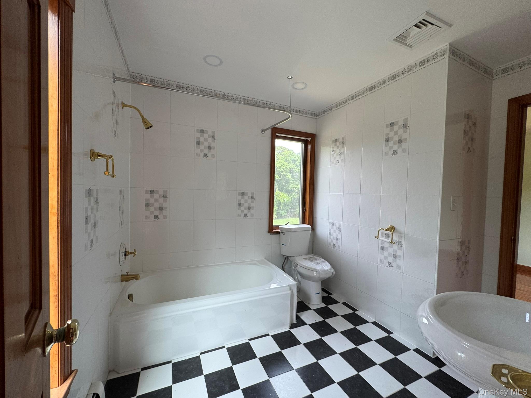 227 Beverly Road Huntington Station, NY 11746 - Photo 5 of 39