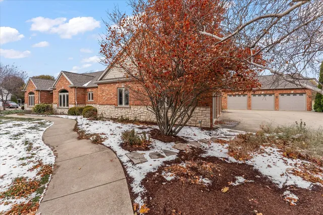 $895,000 | 200 West Riverbend Boulevard, Mahomet, IL 61853