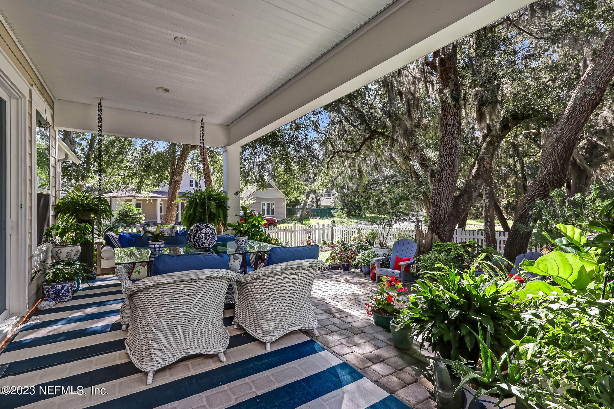 28951 Grandview Manor Yulee, FL 32097 - Photo 26 of 35 a living room with patio furniture and a potted plant