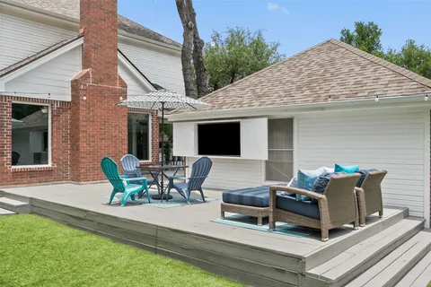 a view of an outdoor sitting area with furniture
