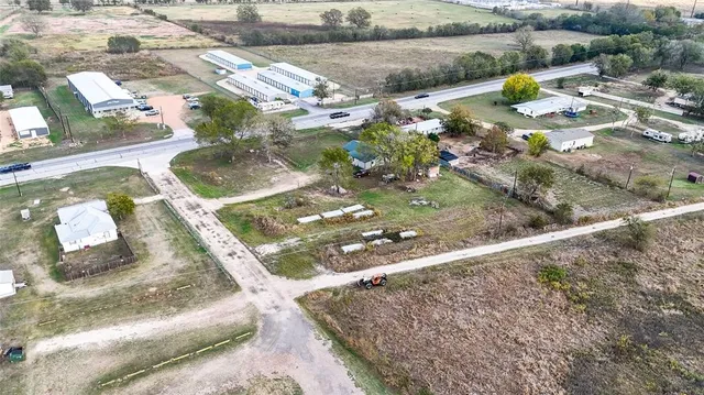 a view of a house with backyard and a tree