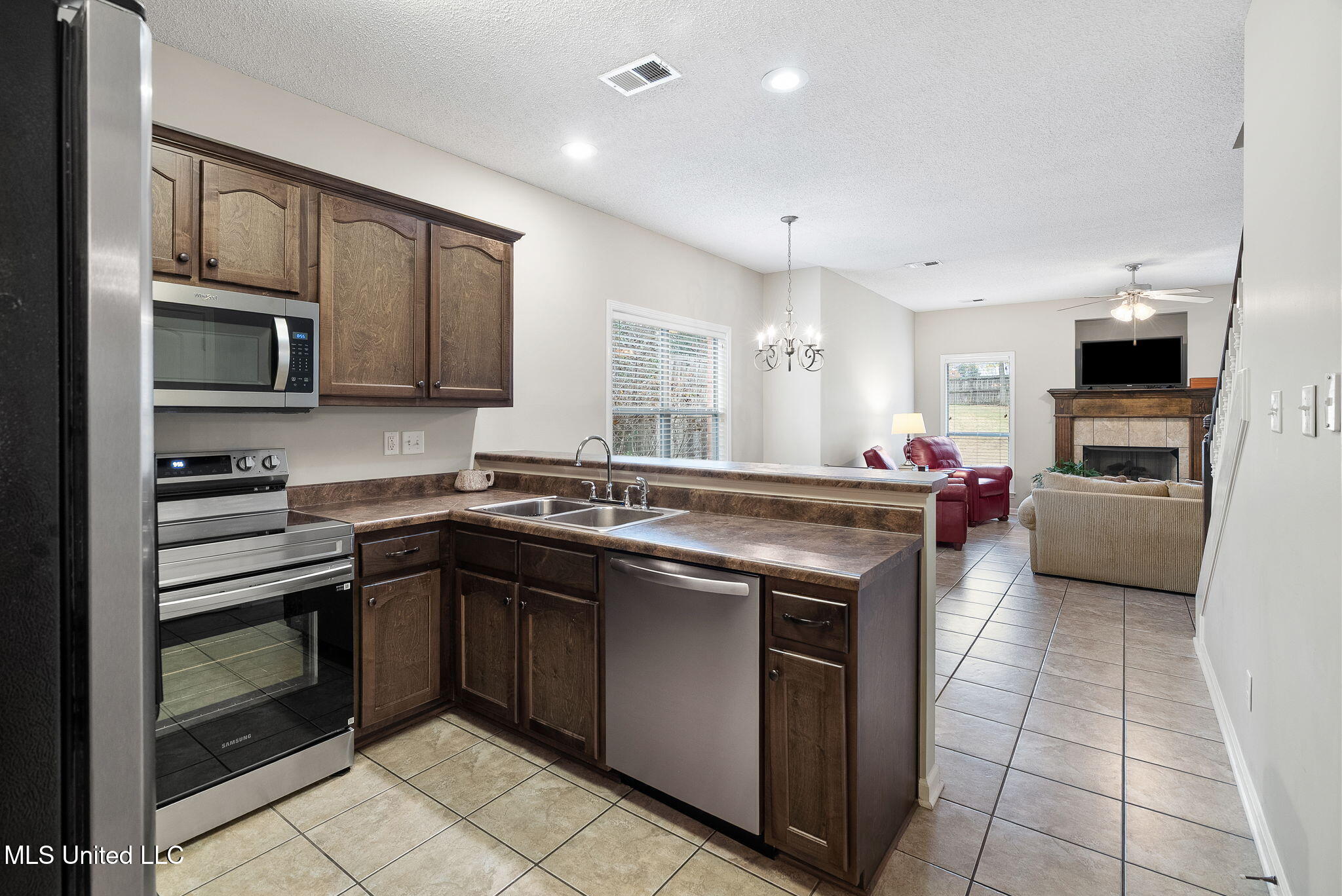 3456 Susie Circle Nesbit, MS 38651 - Photo 17 of 50 Open plan Kitchen!
