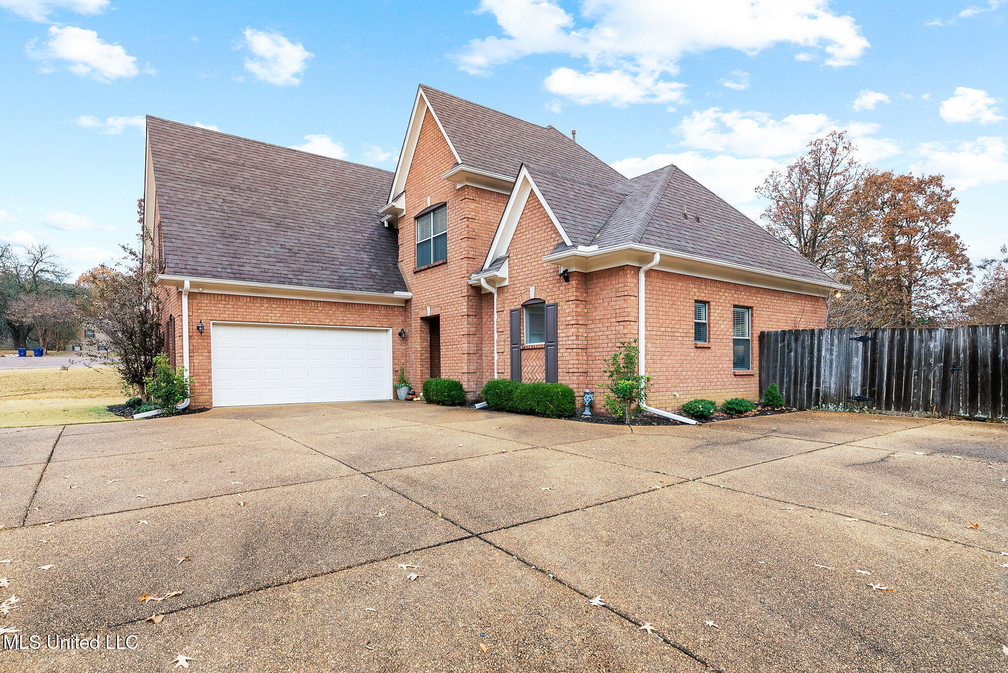 3456 Susie Circle Nesbit, MS 38651 - Photo 3 of 50 2 car garage!