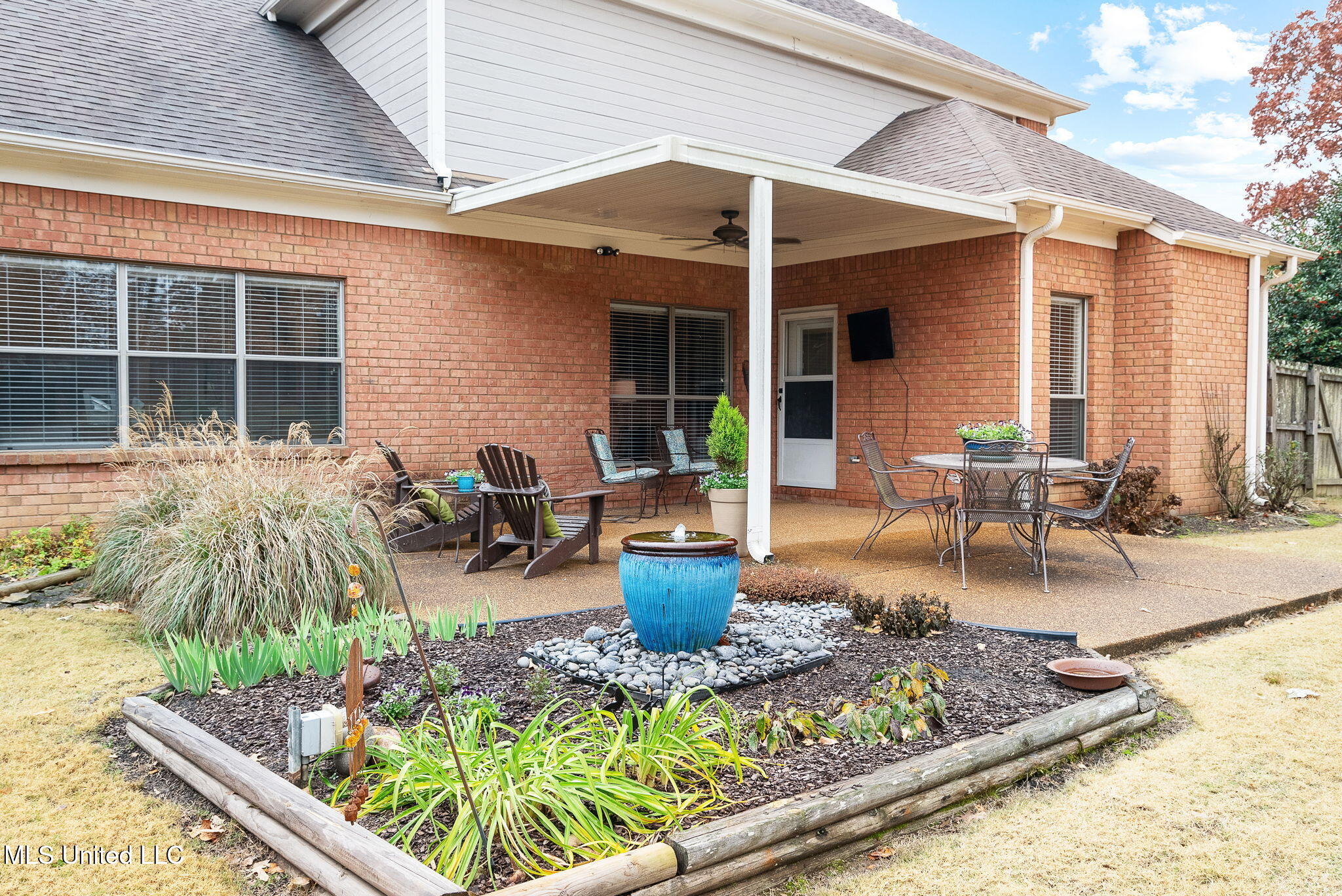 3456 Susie Circle Nesbit, MS 38651 - Photo 36 of 50 Patio and water feature!