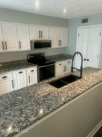 $315,000 | 550 Post Road, Unit 806, Ridgeland, MS 39157