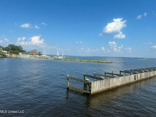 $315,000 | 550 Post Road, Unit 806, Ridgeland, MS 39157