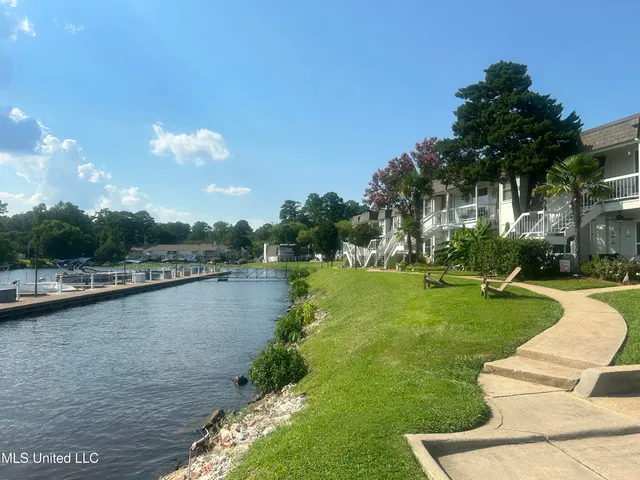 $315,000 | 550 Post Road, Unit 806, Ridgeland, MS 39157