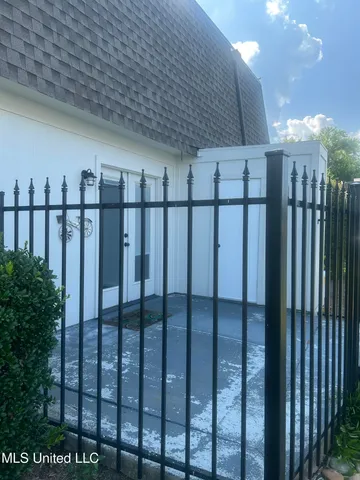 $315,000 | 550 Post Road, Unit 806, Ridgeland, MS 39157